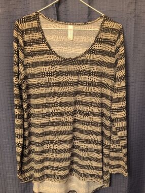 LuLaRoe Black and White Geometric pattern Long Sleeve Blouse L